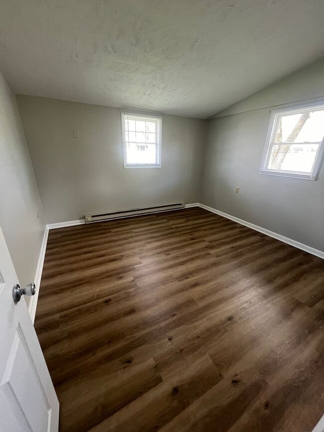 Building Photo - 2 bedroom and 1 bath