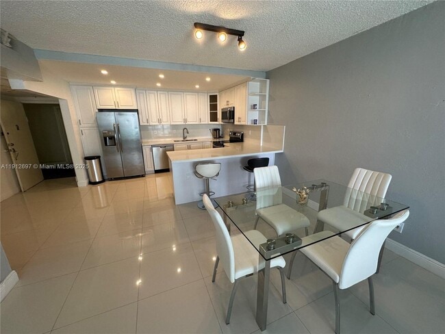 Foto del edificio - 19380 Collins Ave