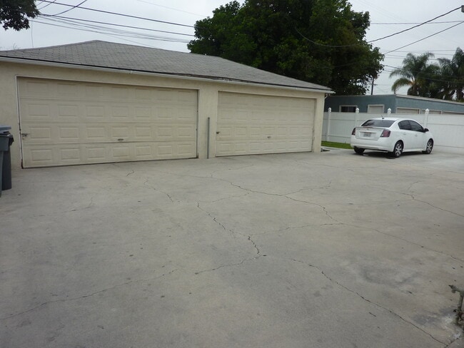 Building Photo - Upper One bedroom unit - South Gate!!