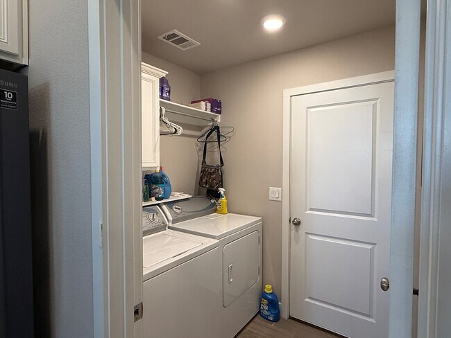 Building Photo - 1 Cheyenne Ct