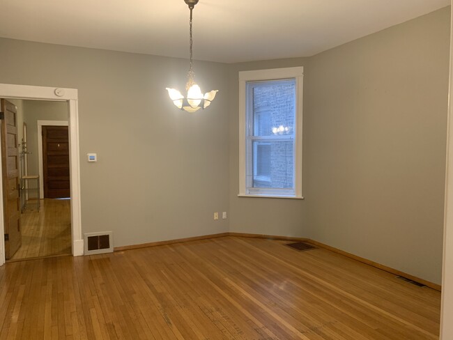 Building Photo - 2252 W Leland Ave
