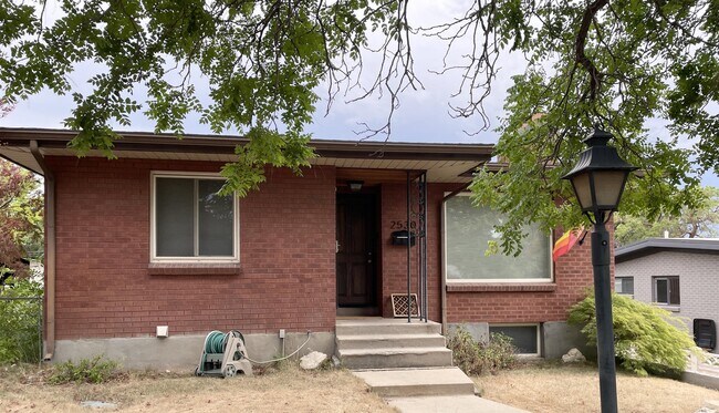Foto del edificio - 2530 Blaine Ave