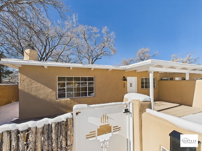 Foto del edificio - Beautifully Remodeled Unit Near Downtown Santa Fe Available Now!