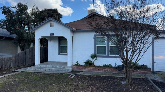 Building Photo - 605 E Tulare Ave