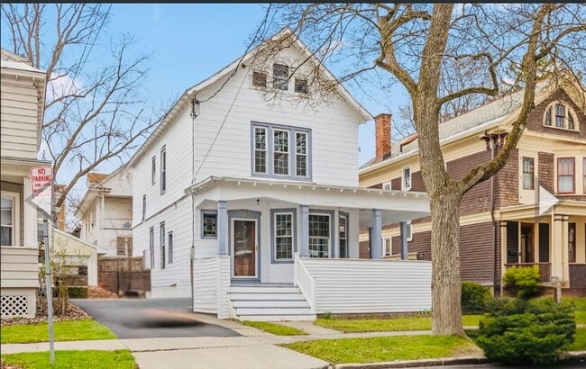 Building Photo - Private Rooms for Rent in Modern Pine Hills Home | Utilities Included