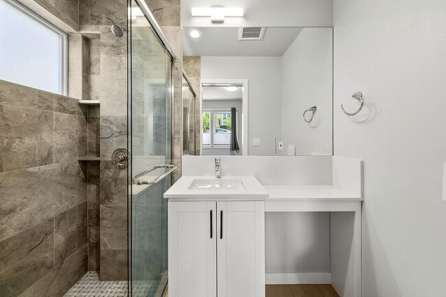 Building Photo - Stylish 2BR Townhome with Rooftop Deck & A/C Near Light Rail