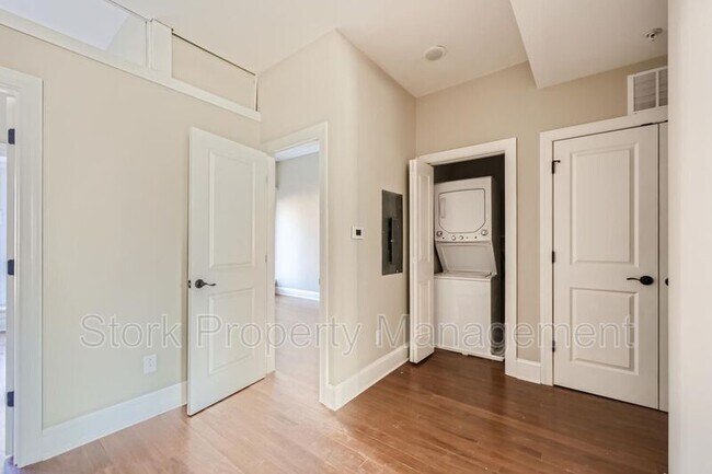 Foto del edificio - 324 N Charles St