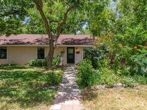 Building Photo - 406 Concho St
