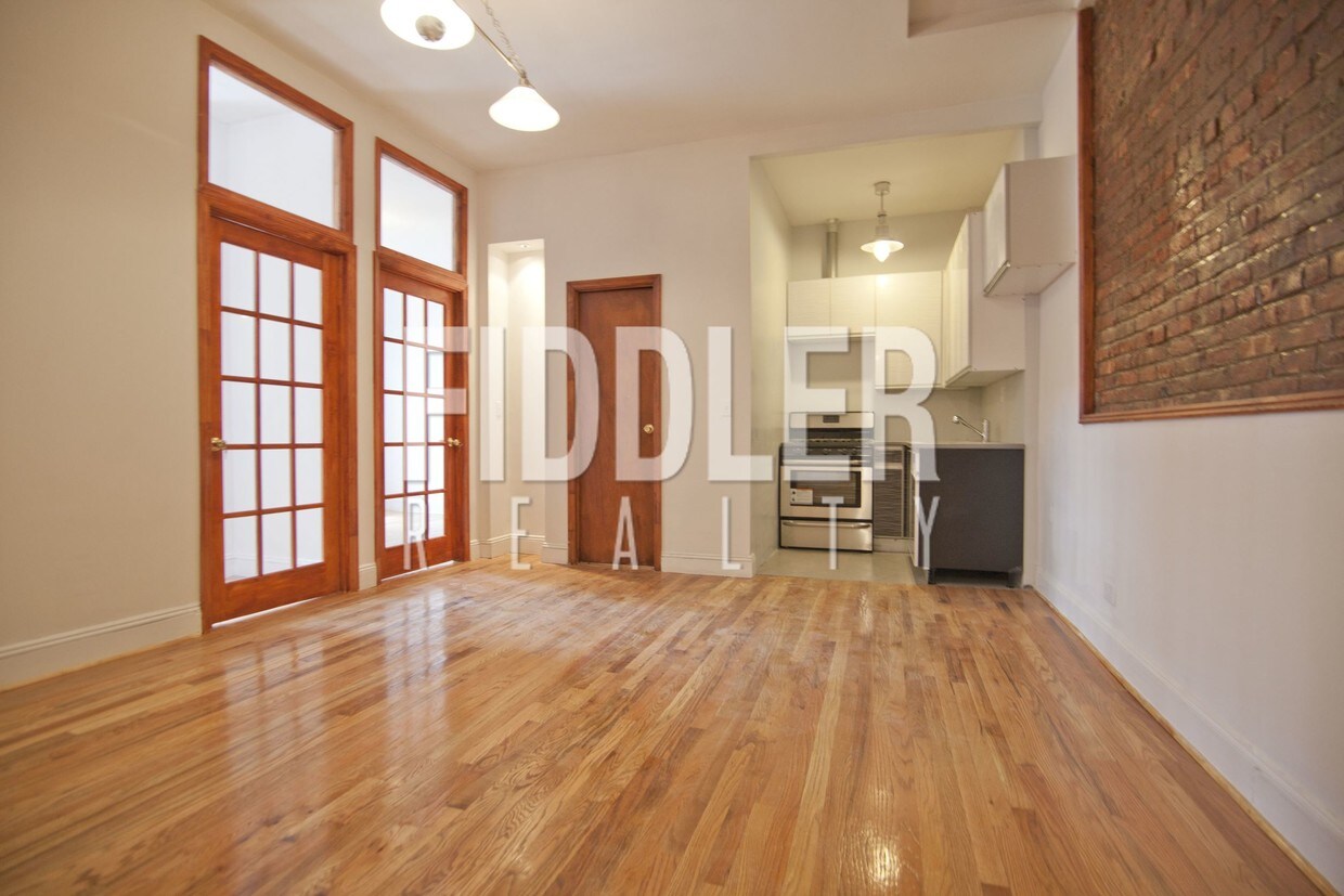 Primary Photo - 579 Myrtle Ave