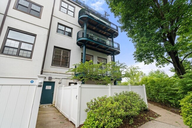Building Photo - 227 Summit Ave