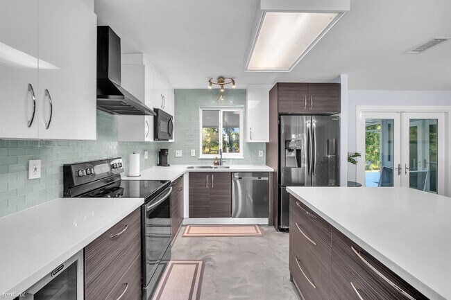 Building Photo - 4 br, 4 bath House - 4400 SW 37th Ave