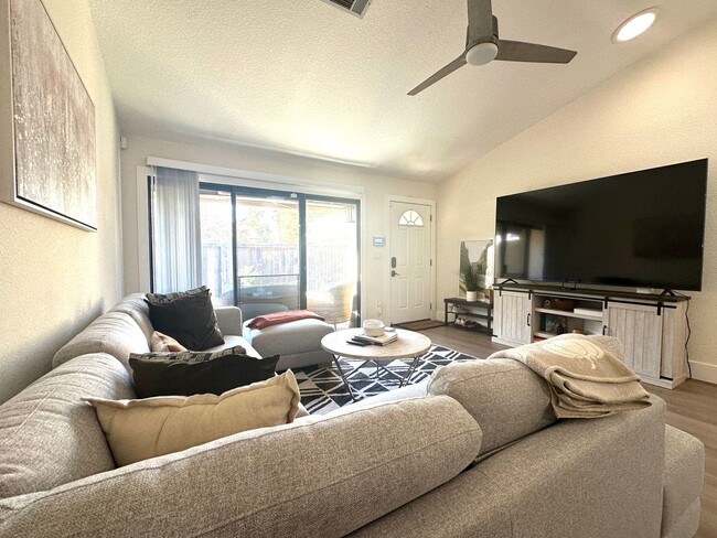 Foto del edificio - Gorgeous 2 Bed, 1.5 Bath Condo with Commun...
