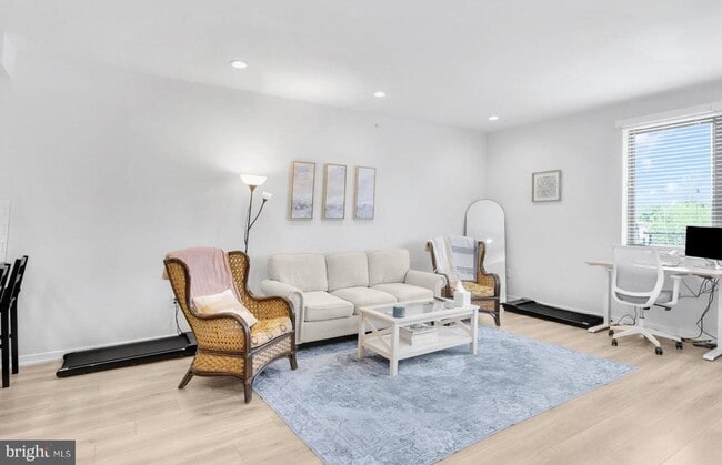 Building Photo - 385 Martin St