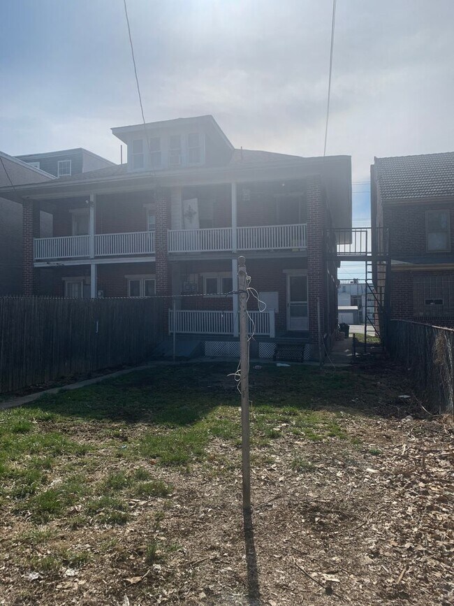 Building Photo - 1st Floor 1 Bedroom Large Yard West End Yo...