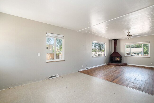 Building Photo - Cute 3 Bedroom 2 Bathroom Tri-Level in the...