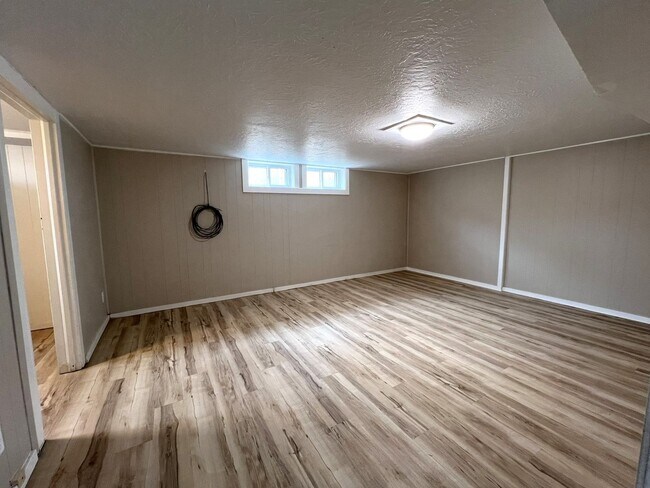 Building Photo - Cleveland Duplex