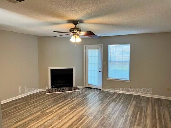 Foto del edificio - 8037 Creekwood Cir E