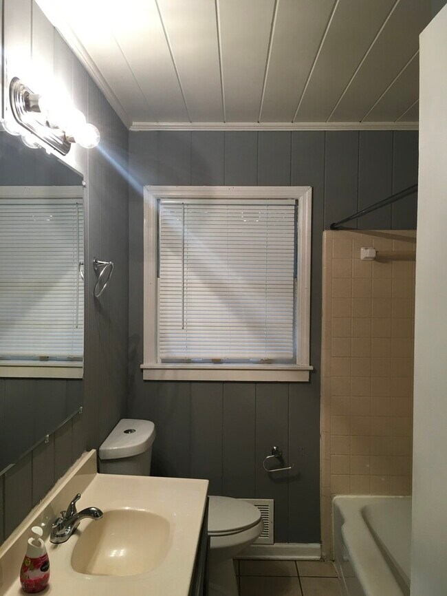 Building Photo - 2863 Eastwood Dr
