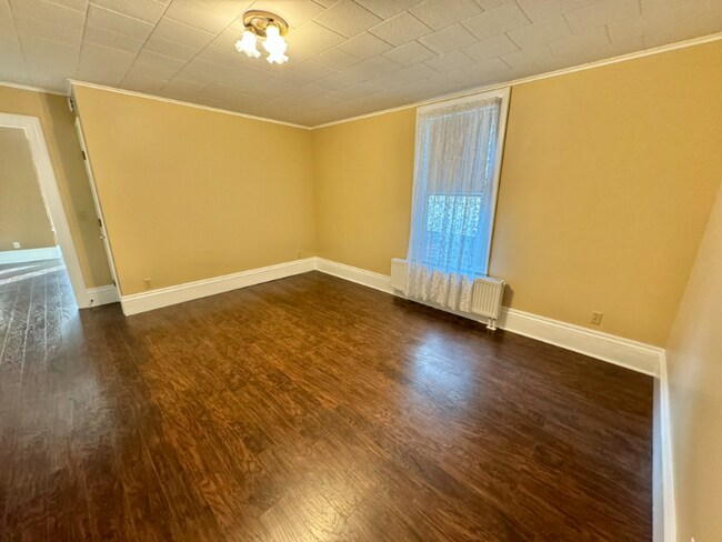 Building Photo - 246 Elm St