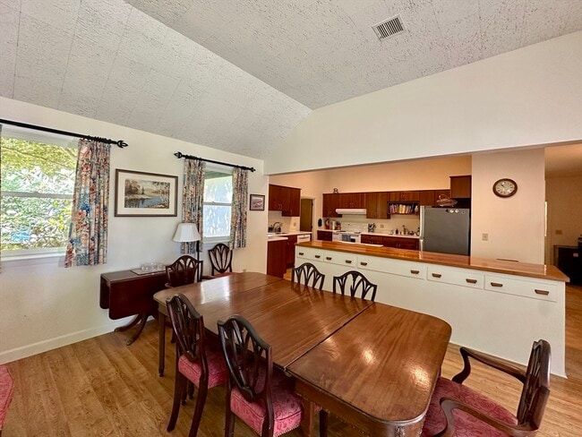 Building Photo - 16 N Great Hill Dr