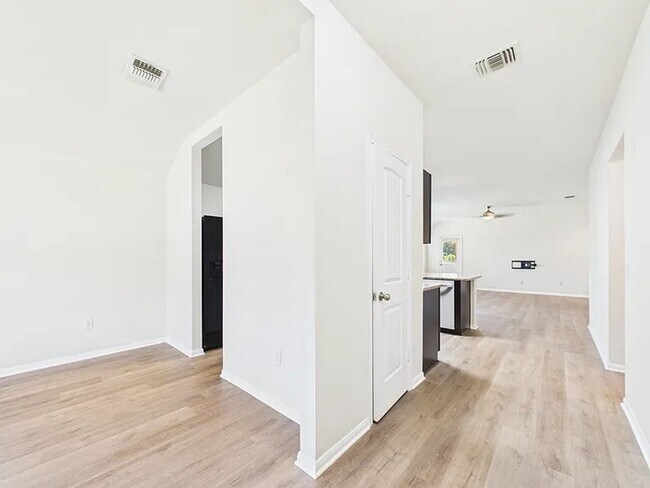 Foto del edificio - Spacious one-level home in Glenwood!