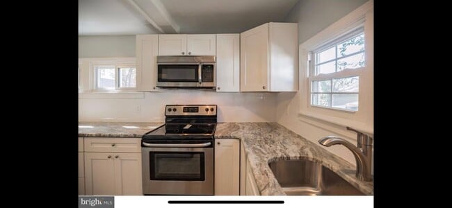 Building Photo - 123 S Oak Ave