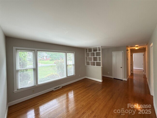 Foto del edificio - 1521 Woodhill Ln