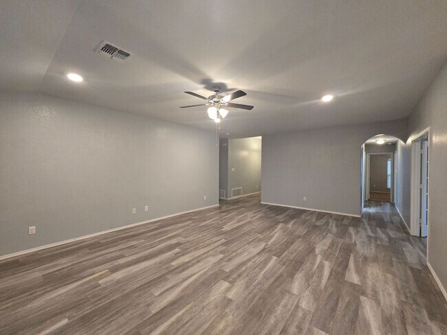 Building Photo - AVAILABLE NOW!