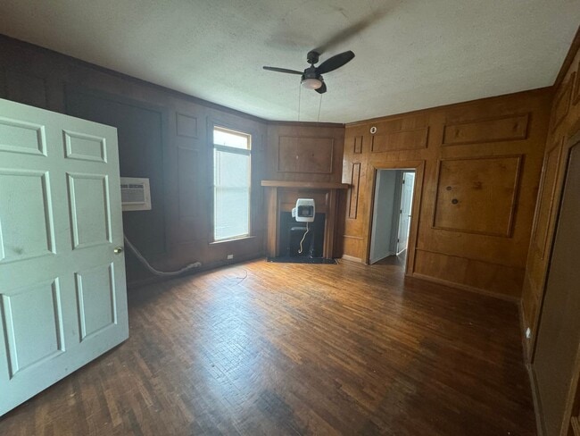 Building Photo - Two Bedroom Highland Apartment