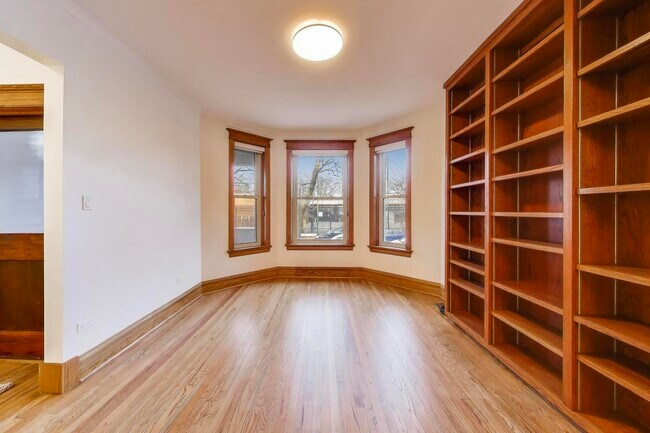 Building Photo - 2241 W Eastwood Ave