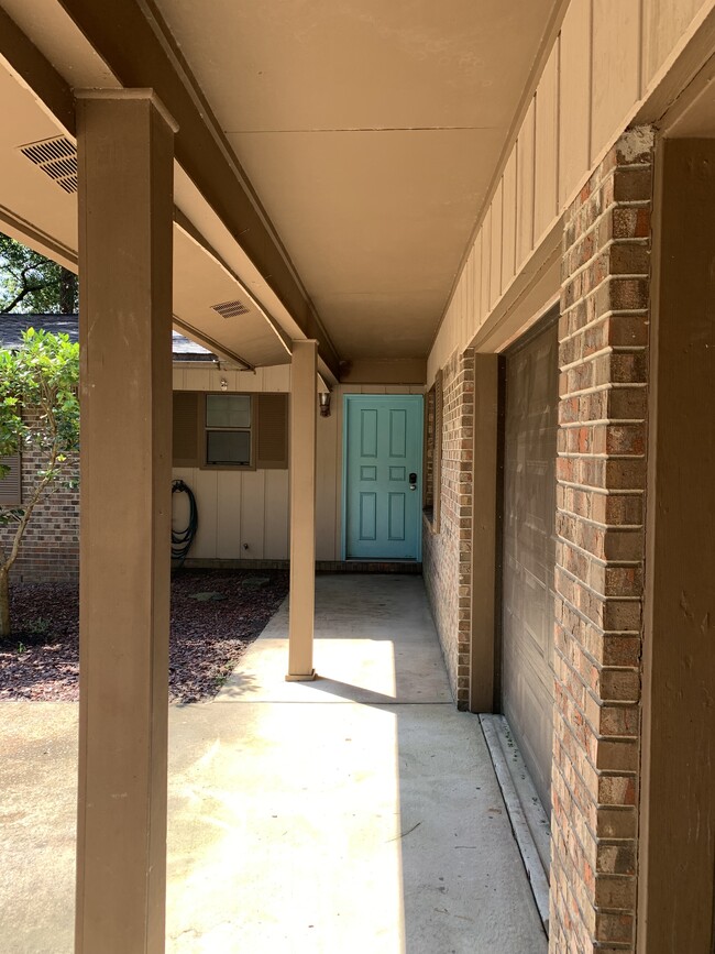 Building Photo - 317 Somerset Dr