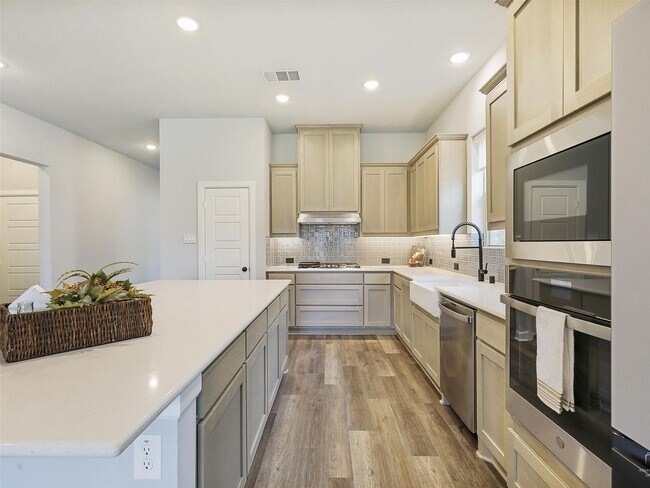 Foto del edificio - Upgrades galore and ready Now!