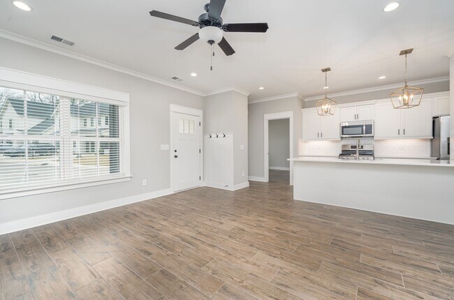 Building Photo - 3 Bedroom Home in Premier Location!