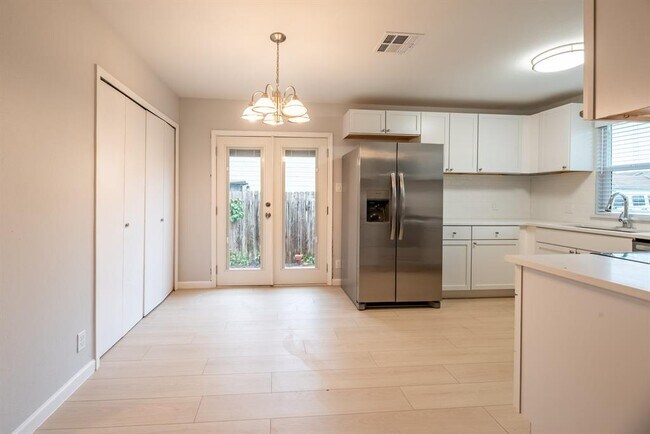 Foto del edificio - 8708 Pineridge Dr