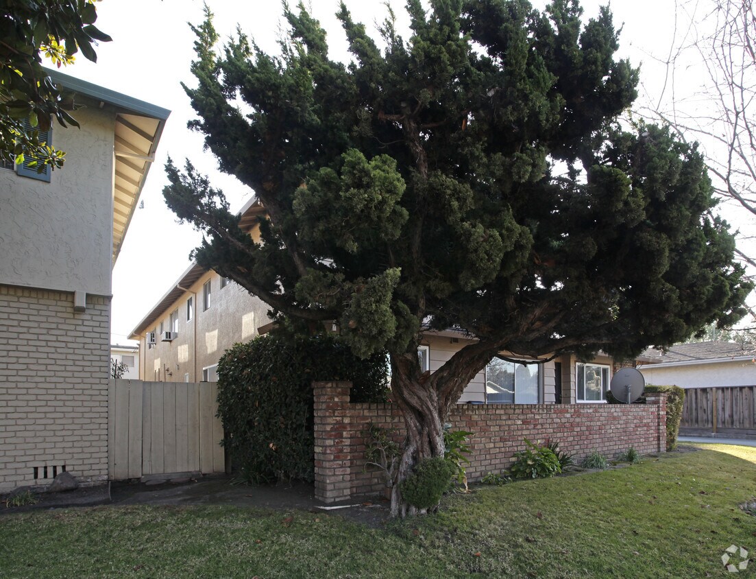 Building Photo - 2077 Sahara Way