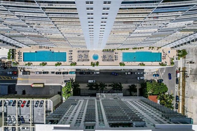 Foto del edificio - 1200 Brickell Bay Dr