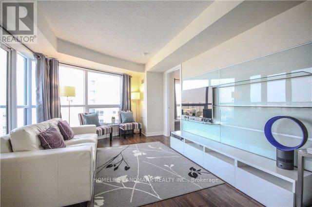 Photo du bâtiment - 151 Village Green Square