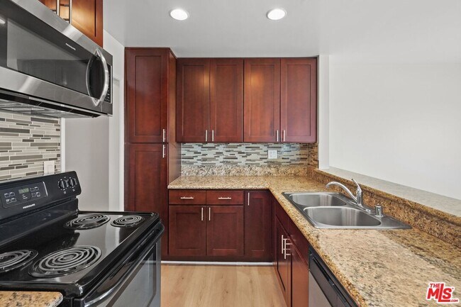Building Photo - 18004 Coastline Dr