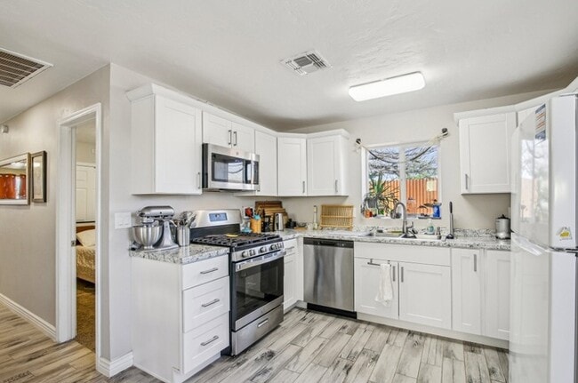 Building Photo - 2108 S Hemlock