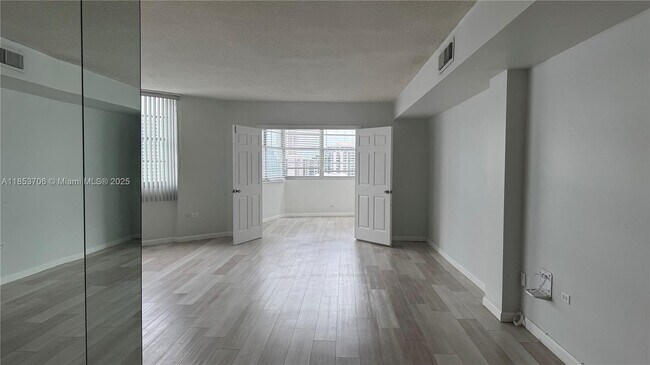 Building Photo - 905 Brickell Bay Dr