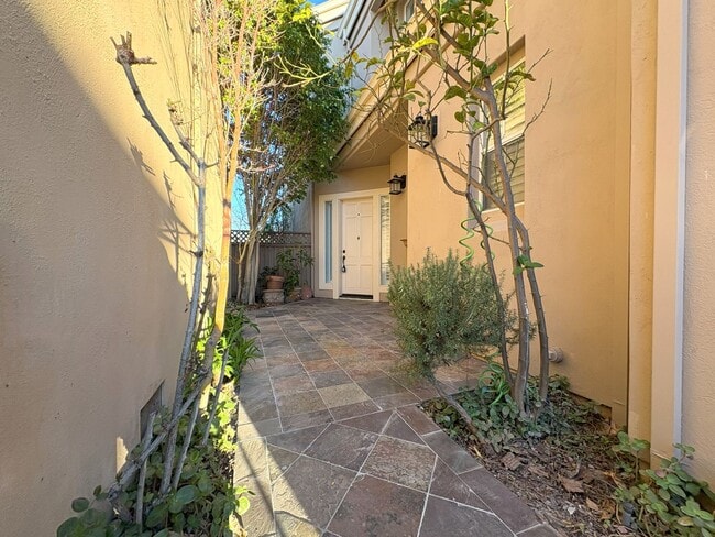 Foto del edificio - Charming Waterfront Single Family Home in Redwood Shores Available Now!