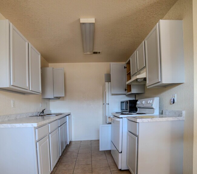 Building Photo - Spacious 2-Bedroom Apartment – Prime Location Near Shopping & Fort Hood