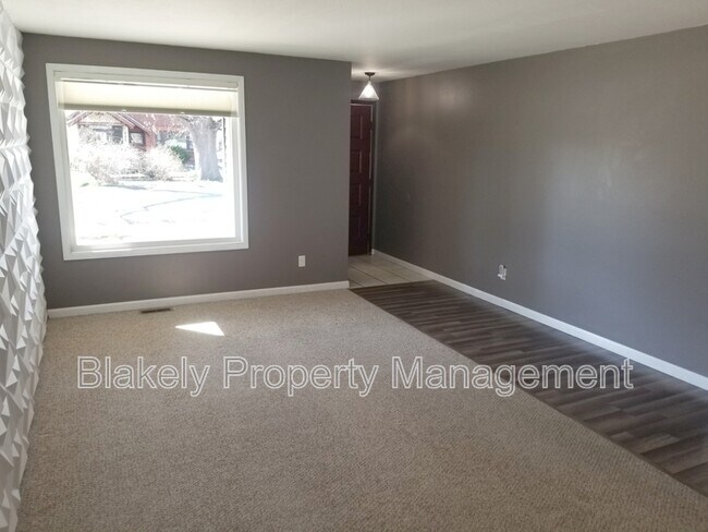 Building Photo - 510 S Phillippi St