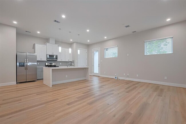 Building Photo - 8108 Esther Acres Ln