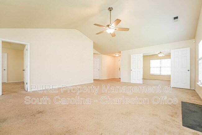 Foto del edificio - 318 Deep River Rd