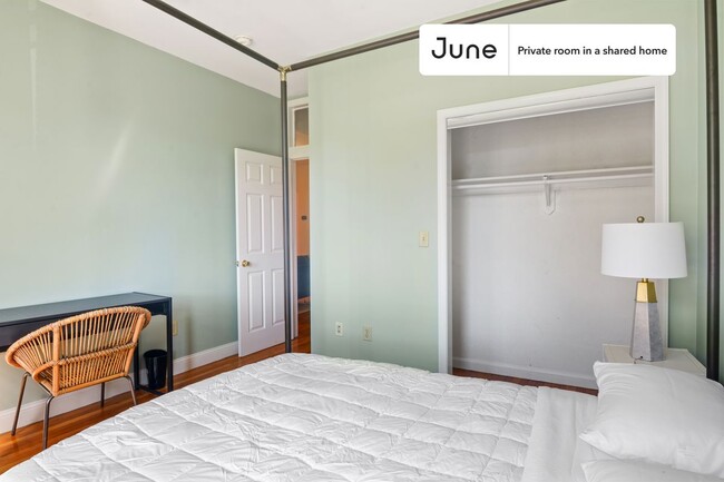 Building Photo - Private bedroom in 4 bed/1 bath Home