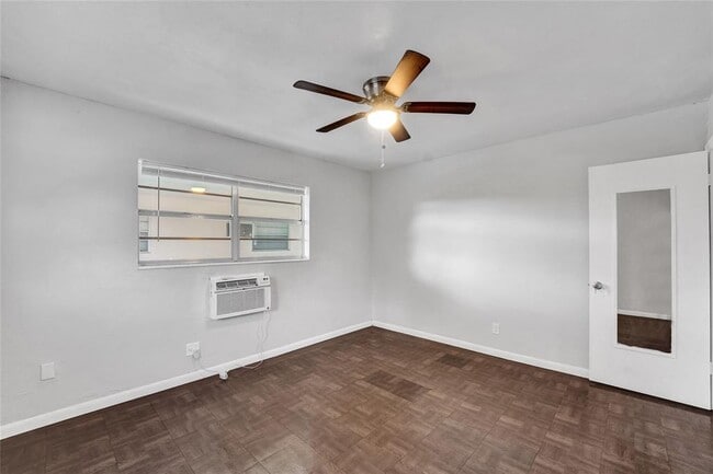 Foto del edificio - 7401 Pines Blvd