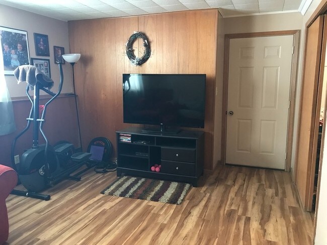 Building Photo - Great 2 Bedroom in Dell Rapids w/ Garage!!