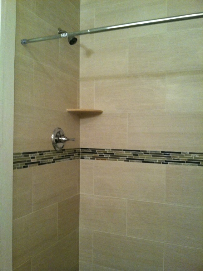 ducha nueva - 715 S Bond St