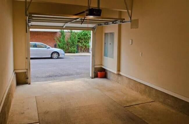 Foto del edificio - South Bluffs area townhome with 2 BR/ 2BA and flex room PLUS 1 car garage and one reserved parkin...